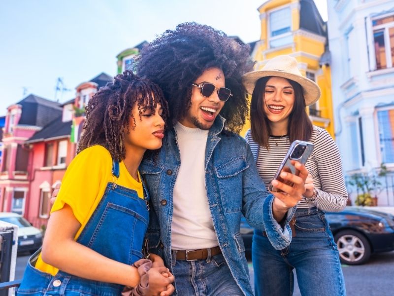 La Boca-Tourists holding phone