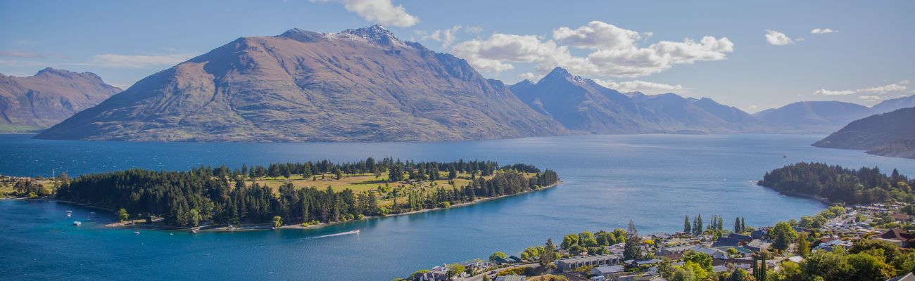 Queenstown lake and mountains