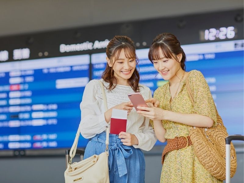 friends-at-airport