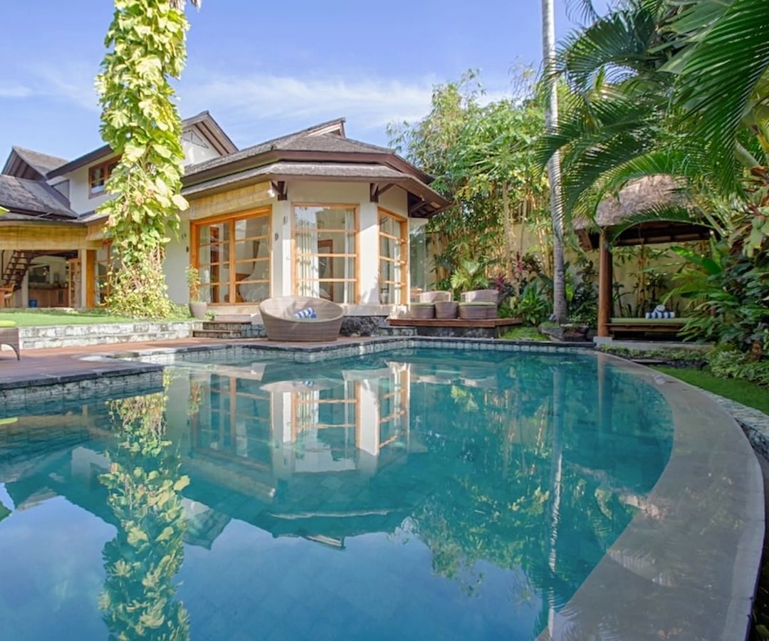Villa with pool in the front yard
