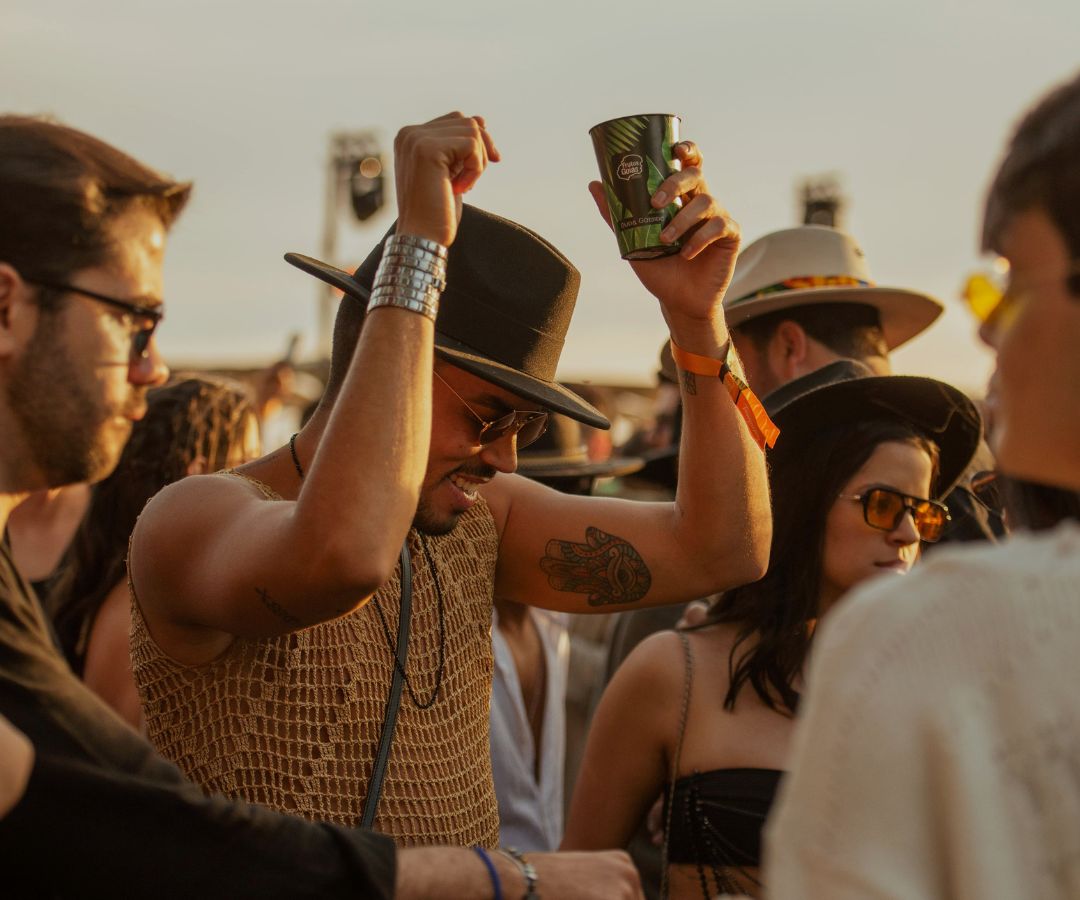 happy-festival-friends