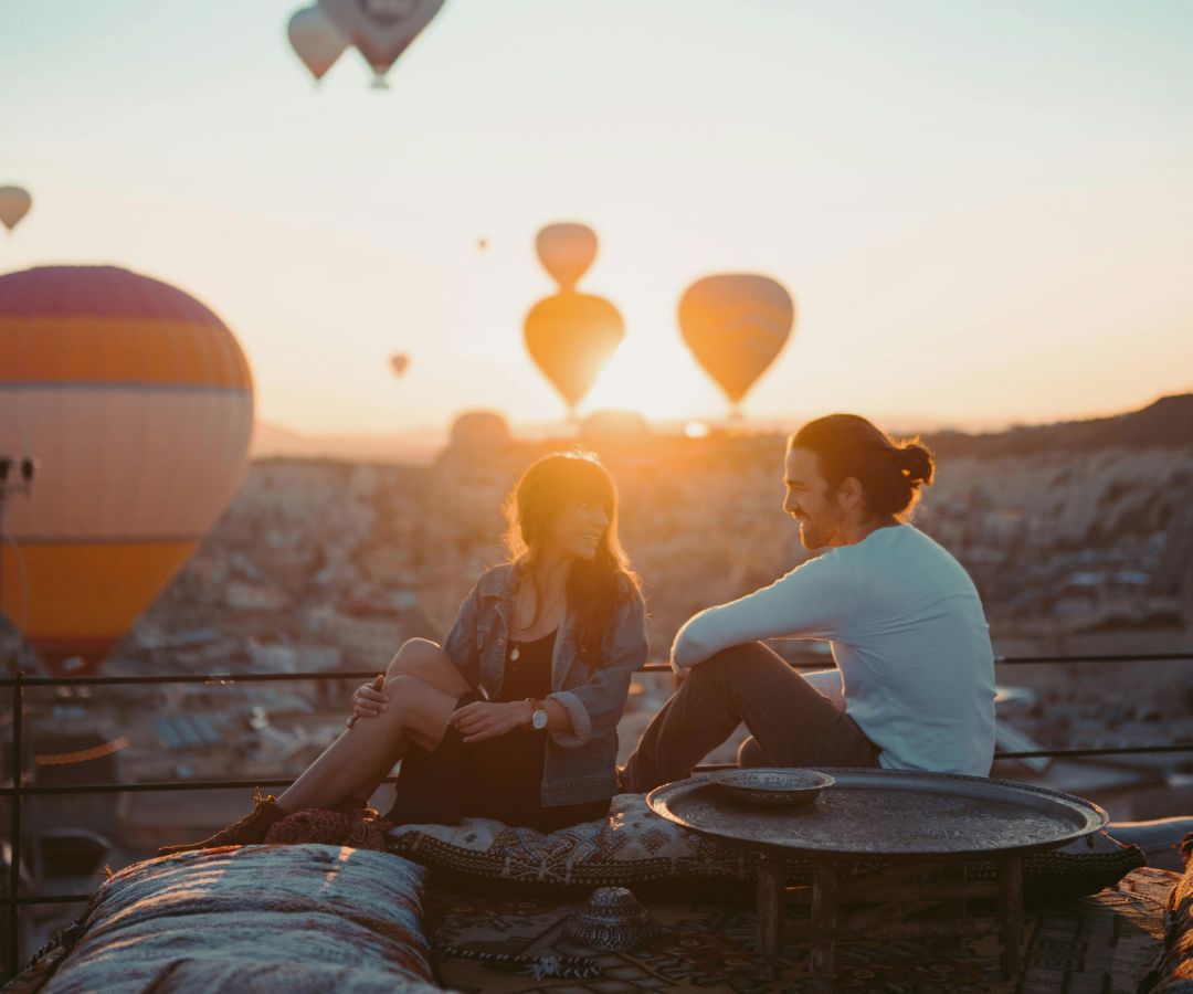 couple-travelling-suitcases