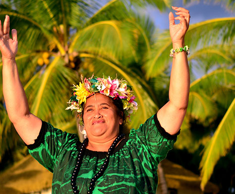 local rarotongan welcoming with lay