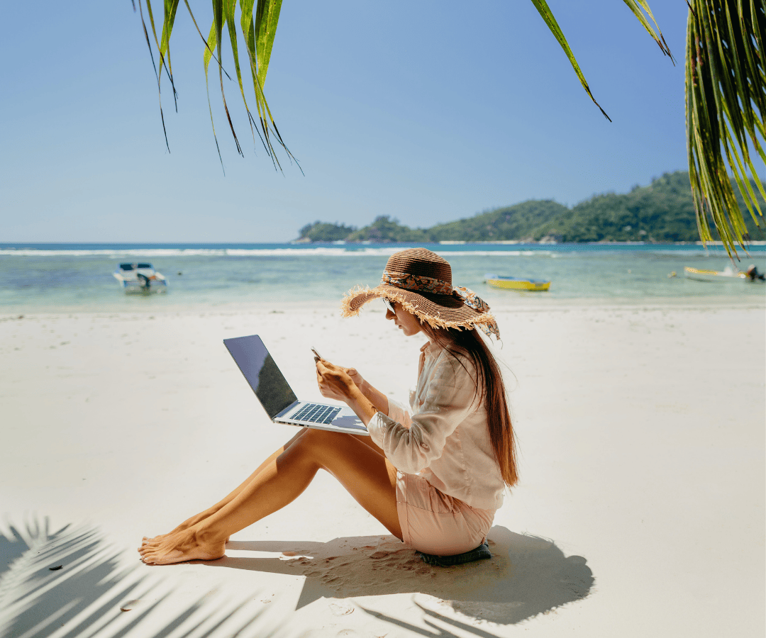 lady-laptop-beach