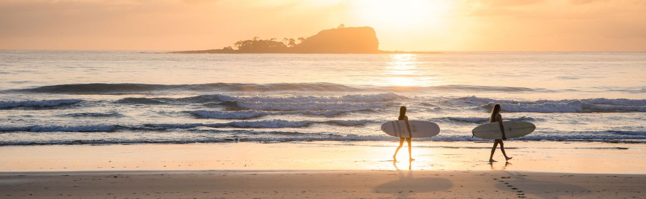 sunshine-coast-surfers