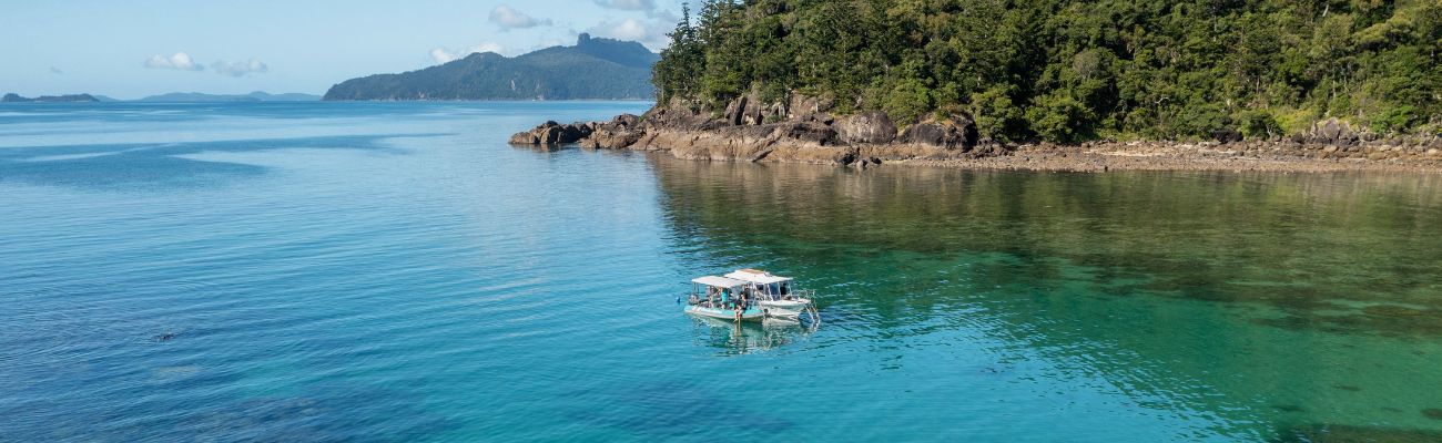 whitsundays-crytal-blue-water-boat