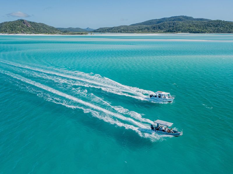 whitsundays-crytal-blue-water-boat
