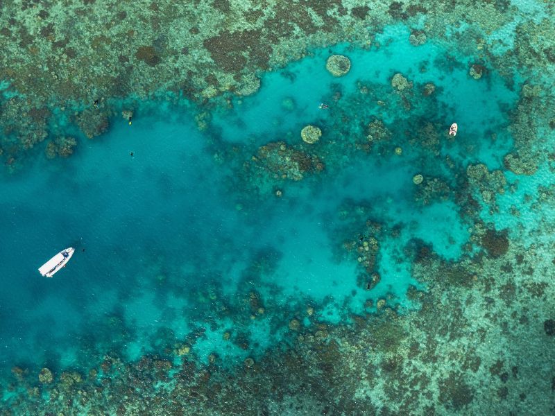 whitsundays-crytal-blue-water-boat