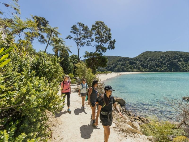 nelson-beach-hikers