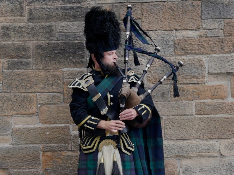 Edinburgh-bagpipe-player