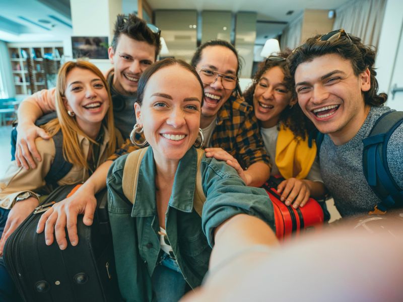 friends-at-airport