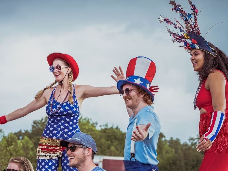 friends celebrating 4th july