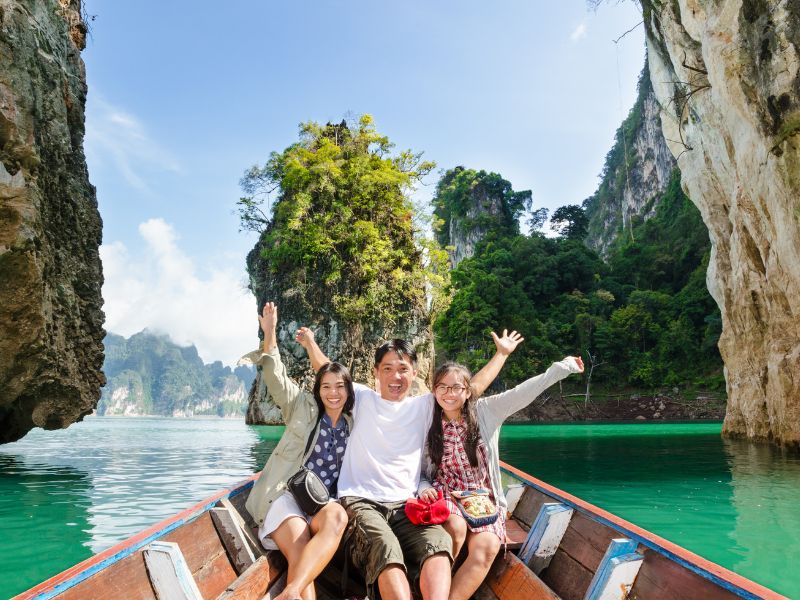 friends-thailand-on-boat